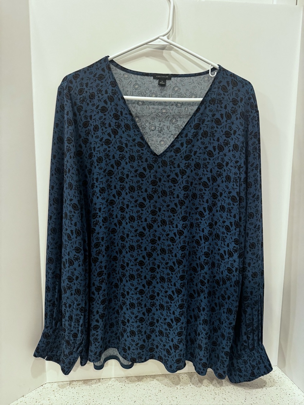 Ann Taylor V-Neck Long Sleeve Floral Top in Blue - Size XL